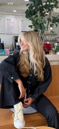 Learn how to grow your hair to long beautiful lengths. Summer Blonde Hair, Blonde Hair Inspiration, Blonde Hair Looks, Hair Appointment, Hair Inspo Color, Aesthetic Hair, Layered Hair, Blonde Hair Color, Balayage Hair