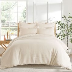 the comforter is clean and ready to be used in the bedroom or as a bed