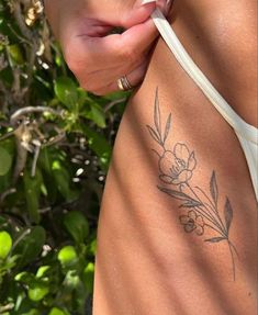 Ephemeral Tattoo, Tato Minimal, Basic Tattoos, Hip Tattoos Women, Petite Tattoos, Thigh Tattoos Women, Cute Tattoos For Women, Classy Tattoos, Discreet Tattoos