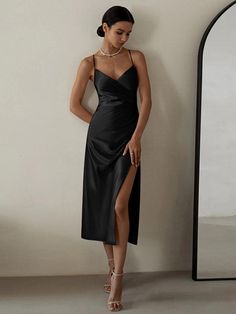 Presentamos el vestido midi plisado con escote en V y abertura en la cintura de Guocali
 Este vestido de mujer es esencial para un armario con estilo.

 Este vestido midi, confeccionado en lujoso satén de seda, ofrece comodidad y elegancia. El diseño de escote en V resalta el escote a la perfección.

 La cintura plisada aporta un toque favorecedor. Además, el detalle de la abertura proporciona un aspecto elegante y moderno. Perfecto para una fiesta o una salida informal, este vestido de moda
 Co Backless Midi Dress, Cami Midi Dress, Summer Green, Slip Dresses, Mini Robes, Dresses 2023, Sleeveless Midi Dress, Women's Evening Dresses, Midi Dress Party