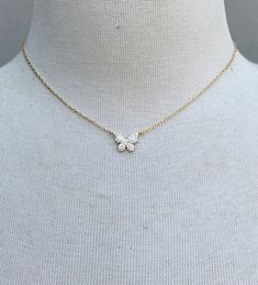 Butterfly Choker, Pearl Diamond Jewelry, Pretty Jewelry Necklaces, Crystal Butterfly, Gold Chain With Pendant, Jewelry Accessories Ideas, Gold Fashion Necklace, Gold Jewelry Simple, Necklace Chain Lengths