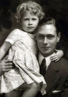 Three year old Princess Elizabeth cuddling up to to her father George VI. Princesa Elizabeth, Royal Family Portrait, Reine Elizabeth