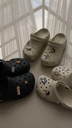 Crocs Bag, Crocs Aesthetic, Crocs Fashion, Crocs Jibbitz, Dr Shoes, Pretty Shoes Sneakers, Shoe Wishlist, Hype Shoes, Girly Shoes