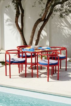 Covering a piece of furniture with Sunbrella fabric Outdoor Styling Ideas, Exterior Furniture Design, Colourful Outdoor Furniture, Out Door Furniture, Different Chairs, Colorful Outdoor Furniture, Seventies Style, Colorful Apartment, Timeless Interiors