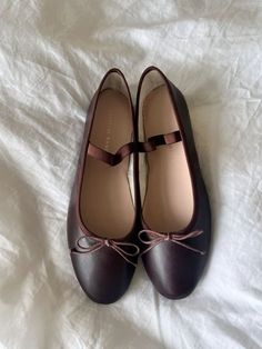 Ballet Flats With Bow, Brown Flats Shoes, Vintage Ballet Flats, Cute Ballet Flats, Brown Flats Outfit, Brown Tights Outfit, Ballet Flats Aesthetic, Flats Aesthetic, Ballet Shoes Outfit