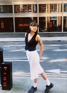 Nyc Summer Fashion Street Styles, Cool Street Fashion Summer, Black Jorts Outfit Aesthetic, Summer Vest Outfits, Black Waistcoat Outfit, Clothes For Autumn, Linen Wardrobe, Waistcoat Outfit, Vintage Waistcoat