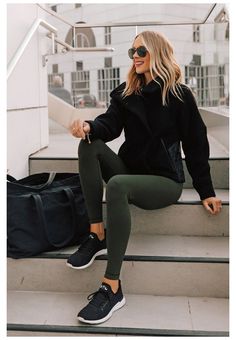 How to Stay Motivated with Working Out #athletic #casual #outfits #spring #athleticcasualoutfitsspring Lululemon's 2019 Black Friday sale is a perfect time to stock up on workout gear that will help you stay motivated to work out during this holidays! Buy these activewear favorites for yourself, or anyone on your Christmas list. Workout Leggings Outfit, Workout Outfits For Women, Olive Leggings, Look Legging, Black Leggings Outfit, Style Fitness, Lululemon Align Leggings, Fashion Jackson, Leggings Outfit