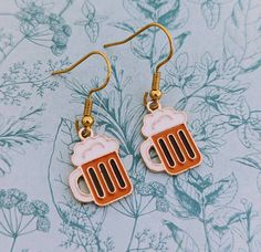 a pair of earrings with beer mugs on them