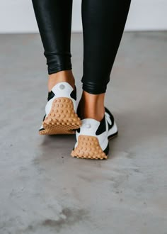 Cloud Shoes, Steve Madden Sneakers, High End Shoes, Cute Work Outfits, Preppy Shoes, New Balance 327, Cute Sneakers, 3 Shoes, Swag Shoes