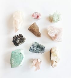 Healing Crystals Decor, Raise Your Vibrations, Spirit Magic, Crystal Room, Karma Yoga, Crystal Aesthetic, Pretty Rocks, Quartz Geode, Crystal Magic