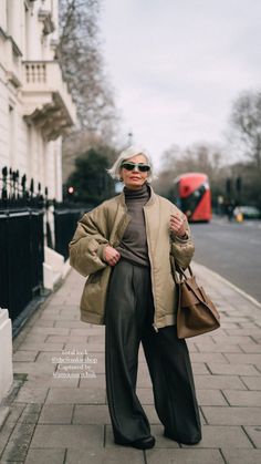 Curvy Street Style, Puffer Outfit, Trendy Fall Fashion, Outfit Oversize, Mama Style, Streetwear Aesthetic