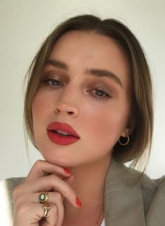 What Color Blush With Red Lipstick, Red Blush Makeup, Wet Look Makeup, Clean Makeup Looks, Bronze Makeup Look, Casual Makeup, Glowy Makeup, Red Lipstick