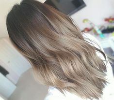 holy smokes this colour is gorgeous Blonde Balayage Medium Length, Balayage Medium Length, Blonde Ombre Short Hair, Ombre Short Hair, Asian Blonde, Medium Ombre Hair, Asian Balayage, Cold Blonde