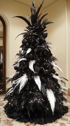 Elegant black and white Christmas tree adorned with feathers, lights, and shiny black decorations in a symmetrical design. Christmas Tree With Feathers, White Glam Christmas Tree, Glam Christmas Tree Ideas, Christmas Tree Feathers, Black And White Christmas Tree, Glam Christmas Tree, Frosted Christmas Tree, Black And White Christmas