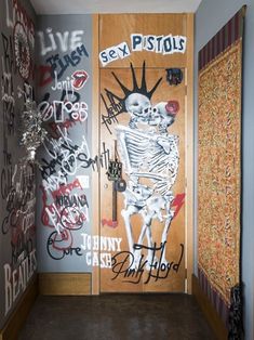 Rock And Roll House, Grunge Apartment Aesthetic, Punk Rock Room, Rock And Roll Room, Casa Rock, Vintage Store Ideas, Punk Room, Graffiti Room