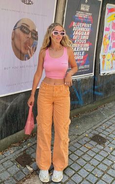 Orange And Pink Outfit, Pink Outfit Inspiration, Colorful Summer Outfits, Swimsuit Styles, Bright Outfit, Bright Colored Outfits, Orange Jeans, Outfit Festival, Orange Fits