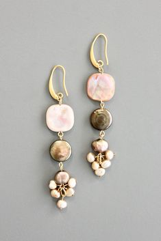 Beaded Jewelry Earrings, Beaded Jewelry Bracelets, Beaded Earrings Tutorials, Beaded Earrings Diy, Mother Of Pearl Earrings, Beaded Earrings Patterns, Earrings Inspiration, Fresh Water Pearls, Fresh Water Pearl