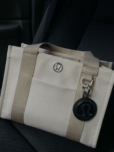 #lululemon #totoro #purses #bags #luxury #clean #aesthetic #wellness Lulu Tote Bag, Lululemon Bag Aesthetic, Lululemon Gym Bag, Lulu Lemon Bag, Bags Preppy, Preppy Workout, Lululemon Tote Bag, Lululemon Aesthetic, Lulu Bag