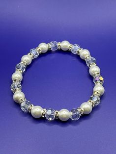 Elegant accessory to your winter (or bridal) look. A stretch bracelet with white pearl-like glass beads with clear rondelle beads and silver rhinestone spacer beads. Bracelets Ideas, Bracelets Design, Diy Bracelet Designs, Beads Bracelet Design, Bracelet Design, Bridal Look, Diy Bracelet, Elegant Accessories, White Crystal