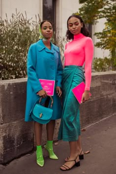 The Best Paris Street Style Spring/Summer 2020 - Essence -Ph Matthew Sperzel Black Creatives, Paris Street Style Spring, Color Combinations For Clothes, Street Style Spring, Colorful Outfits, Bright Fashion, Paris Aesthetic, Killing It