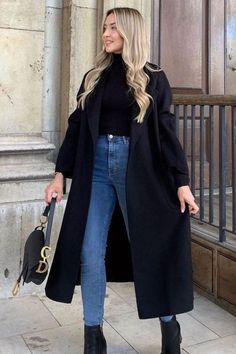 Long Coats For Women Black, Womens Black Trench Coat Outfits, Black Jacket For Women, Black Coat Winter Outfits Women, Long Over Coat Women, Outfit With Coat Casual, Petty Coat Outfits, Black Dress With Long Coat, Long Coat Women Outfit