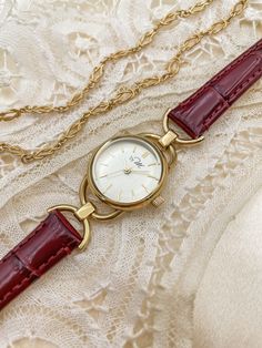 Womens Watches Vintage, Leather Watches Women, Petite Watches Women, Classic Watches Women Vintage, Gold Vintage Watch Women, Vintage Designer Clothes, Vintage Watches Women Classy, Feminine Watches, Classic Watches Women