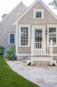 a house that is sitting in the grass