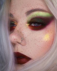 Editorial Halloween Makeup, Green And Red Eyeshadow, Fall Glam Makeup Looks, Red And Green Eye Makeup, Autumn Fairy Makeup, 2024 Makeup Trends, Autumn Eye Makeup, Intense Makeup, Cool Makeup