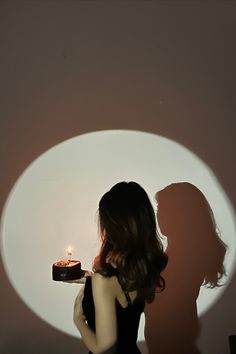 i got this idea from tiktok, and it was really cool and great. i had a mini photoshoot with the help of my sister. Cake got from wollies, dress was from a pop-up store in melbourne. we used a phone flash light and a toilet paper roll. Birthday Day Poses, 19 Th Birthday Photoshoot Ideas, Aesthetic Pictures With Cake, Poses Idea For Birthday, 3 Days Till My Birthday, Photoshoot For Birthday Ideas, Hbd Ideas Photo, Pinterest Birthday Decoration Ideas, Poses For Your Birthday