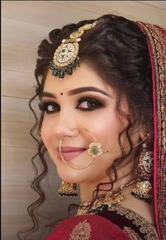 Nath Bridal For Round Face, Best Bridal Makeup Indian, Bride Hairstyle Indian, Bridal Photography Poses Indian, Eye Makeup For Bride, Hairstyles For Bride Indian, Hairstyles For Lehenga Indian Weddings, Bride Makeup Indian, Indian Wedding Makeup Bridal Looks