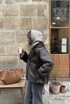 Brown Parka Outfit Winter, Cozy Winter Workwear Fur Coat, Winter Outfits Balaclava, Brown Cozy Long Coat, Kendall Jenner Shearling Jacket, Australian Winter Fashion, Grey Sweater Outfit, Ireland Fashion, Oversized Grey Sweater