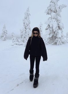 Snow Comfy Outfits, 70s Snow Fashion, Winter Cabin Aesthetic Outfit, Snow Casual Outfit Winter, Old Money Ski Outfit, Toronto Outfits Winter Street Styles, After Skiing Outfit, Black Moon Boots Outfit Winter, Snow Days Outfit