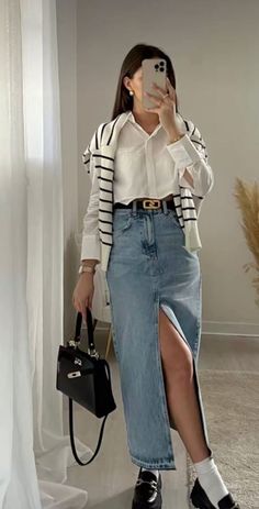 Tendência Saia Midi Jeans Midi 								Look Saia Midi Jeans, Como Usar Saia Midi Jeans, Look Saia Midi, Saia Midi Jeans, Saia Midi Jeans Look 40s Mode, Bolesti Chrbta, Outfit Jeans, Stylish Work Outfits, Interview Outfit, 가을 패션