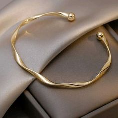 New Anthropologie Dainty Minimalist Gold Bangle Twist Cuff Bracelet Geometric Bangle, Modern Gold Jewelry, Packing Jewelry, Unusual Jewelry, Simple Bracelets, Gold Bracelet Cuff, Classy Jewelry, Jewelry Lookbook, Bangle Designs