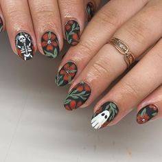 ⚡️SARAH GAREAU⚡️ OH nail tech (@cosmobysarah_) • Instagram photos and videos Cute Fall Manicure Ideas, Tattoo Style Nail Art, Texas Nail Ideas, Mexican Folk Art Nails, Granny Square Nails, Halloween Witchy Nails, Unique Fall Nail Designs, Fall Spooky Nails, Indie Nail Art