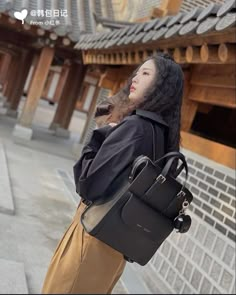 Elegant Backpack Women, Backpack Outfits, Elegant Backpack, Biker Girl Outfits, Elegant Backpacks, Womens Work Bag, Outfits Concert, Beauty Hair Color, Backpack Outfit