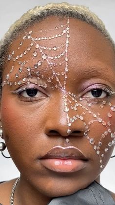 Black Avant Garde Makeup, Avant Garde Face Paint, Doll Makeup Costume, Googly Eye Makeup, Bug Makeup Looks, Earth Element Makeup, Centipede Makeup, Swamp Makeup, Thorn Makeup