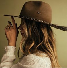 Trendy Summer Ranch Hats, Western Style Summer Hat, Western Hat Photoshoot, Summer Western-themed Brimmed Hats, Rayban Hexagonal Sunglasses, Western Brimmed Sun Hat, One Size Fits Most, Hexagonal Sunglasses, Western Photoshoot, Western Outfit