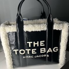 Like New Conditions No Wear Or Tear Comes With Strap Brand Tags And Dust Bag Authentic Tote Bag Outfit, Bags Marc Jacobs, Luxury Bags Collection, Handbag Essentials, Marc Jacobs Tote, Girly Bags, Wear Or Tear, Luxury Purses, Fancy Bags