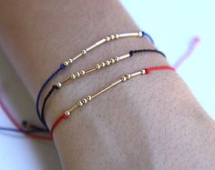 Código Morse ajustable pulsera pulsera hombre por feltlikepaper Morse Code Bracelet, Tiny Beads, Morse Code, Bracelet Ideas, Silk Cord, Unisex Bracelets, Cord Bracelets, Love Bracelets, Friendship Bracelet