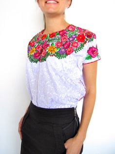 Nachig blouse hand embroidered from Chiapas, Mexico Mexican Boho, Mexican Textiles, Mexican Embroidery, Mexican Blouse, Mexican Outfit, Mexican Designs, Ethnic Outfits, Mexican Dresses, Boring Clothes