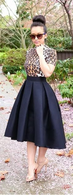 black midi skirt http://rstyle.me/n/icu4ipdpe Rok Midi, Afrikaanse Mode, Stil Elegant, Fashion Weeks, Retro Stil, Trending Dresses