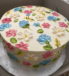 cottagecore and floral! very adorable birthday cake. Minimalistic Birthday Cakes Aesthetic, Cottagecore Bday Cake, Spring Cake Aesthetic, 17tg Birthday Cake, Cute Birthday Cakes 16, Buttercream Frosting Cake Design, Summer Cake Ideas Birthday, Summer Bday Cakes, Frosted Cake Designs