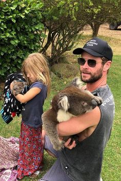 LOL, Chris Hemsworth Can't Understand His Wife When She Scolds Their Kids in Spanish November Bujo Cover, Chris Hemsworth Family, Chris Hemsworth Kids, Bujo Cover Page, November Bujo, Bujo Cover, Avengers Black Widow, Speaking Spanish, Hemsworth Brothers