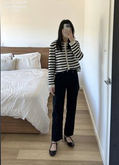 Ootd Flat Shoes, Balerina Shoes, Korean Street Fashion Women, Stripe Cardigan Outfit, Hongkong Fashion, Korean Winter Outfits, Smart Casual Women, Chanel Flats, Stylish Work Attire