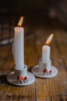 Керамика хендмейд домик свеча подсвечник Plastic Clay Ideas, Pottery Candle Holders Ideas, Ceramics Christmas Ideas, Pottery Christmas Ideas, Clay Decor Ideas, Holiday Ceramics, Candle Holder Clay, Diy Bougie, Ceramics Christmas