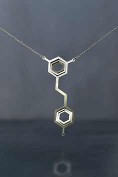 𝑾𝒊𝒏𝒆 𝑴𝒐𝒍𝒆𝒄𝒖𝒍𝒆 necklace from pure stainless steel. This necklace has a unique 3D design with special illusion effect which makes the jewelry to reflect the light and change color. The necklace is ideal accessory for your every dress look. Elegant and discreet jewelry. Size: 40-46 cm 𝑰𝒇 𝒚𝒐𝒖 𝒘𝒂𝒏𝒕 𝒅𝒊𝒇𝒇𝒆𝒓𝒆𝒏𝒕 𝒔𝒊𝒛𝒆, 𝒑𝒍𝒆𝒂𝒔𝒆, 𝒊𝒏𝒇𝒐𝒓𝒎 𝒖𝒔! Additional Information: ✓ Gift box included ✓ Delivery in Greece 2-4 working days ✓ International Delivery 2-20 working da Wine Molecule, Molecule Jewelry, Chemistry Gifts, Molecule Necklace, Science Jewelry, Square Necklace, Open Cuff Bracelet, Clover Earrings, Design Minimalist