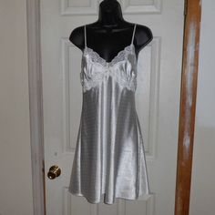 Linea Donatella Nightgown & Robe, Size M, Bow In The Center Of Nightgown With A Circle Of Pearls, & Around The Top Area Is Lace With Pearls. Robe -Size M, Has Middle Tie With All Around Tie. The Sleeves On The Robe Has Lace. Really Nice Night Gown & Robe Preowned - Never Worn **Please See Pictures** Lingiere Outfit Gown, Baby Doll Nighty, Silk Night Gown Aesthetic, Satin Nightgown Aesthetic, Bridgerton Nightgown, Night Gown Dress Sleep, Helena Costume, 2000s Pajamas, Night Gown Aesthetic