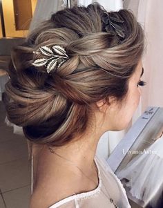 Wedding hairstyle idea; Featured: Ulyana Aster Sanggul Modern, Hair Indian, Wedding Hair Inspiration, Bridal Hairstyles, Wedding Hairstyles Updo, Fancy Hairstyles, Short Hairstyle, Wedding Updo, Wedding Hair And Makeup