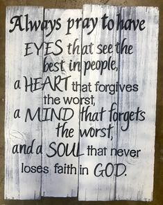 a sign that says, always pray to have eyes that see the best in people